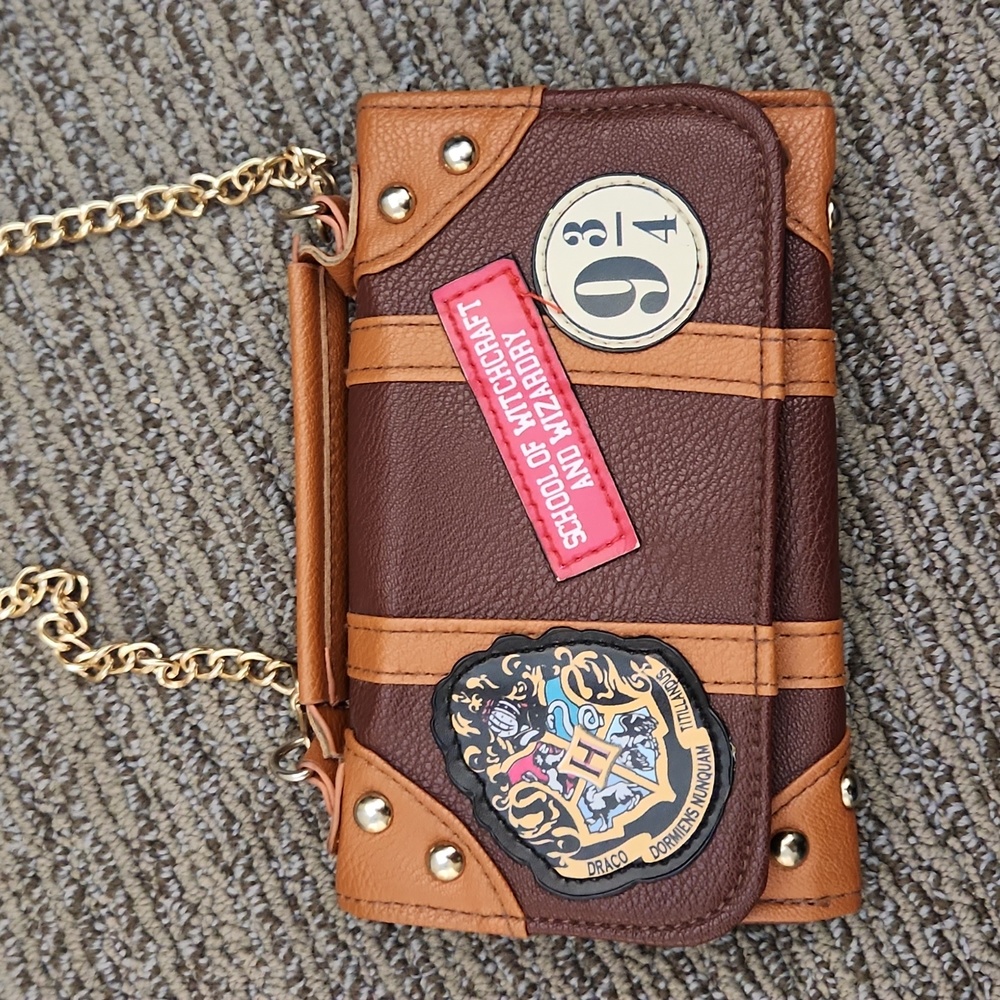 Harry Potter Hogwarts Trunk Crossbody/ Clutch - Picture 14 of 14
